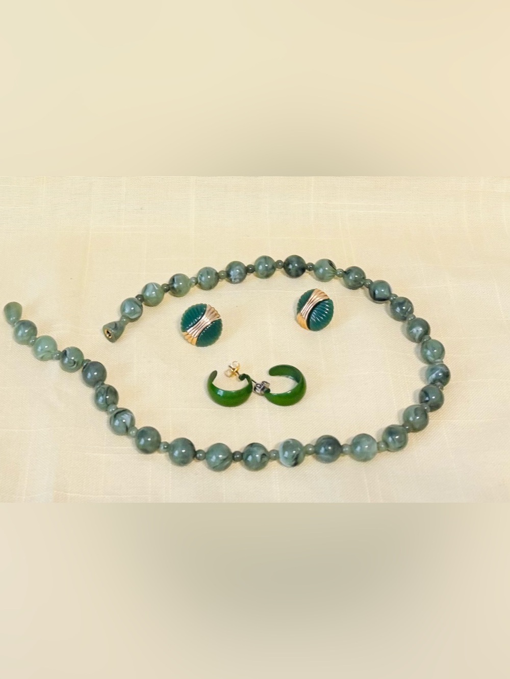 Avon fashion jewelry set. Necklace and earrings. Luster bead Green Faux jade.